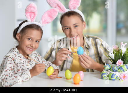 Fratello e Sorella di pittura tradizionali uova di Pasqua Foto Stock