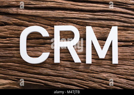 Elevato angolo di visione di CRM bianco testo sul tavolo di legno Foto Stock