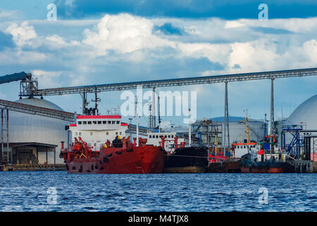 Cargo bulker navi sono ormeggiate nella città di Riga al terminale di carico Foto Stock