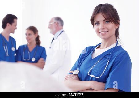 Team di professionisti medici isolati su sfondo bianco Foto Stock