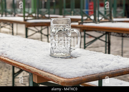 Dimenticato boccale di birra nella neve sul Viktualienmarkt Monaco di Baviera Foto Stock