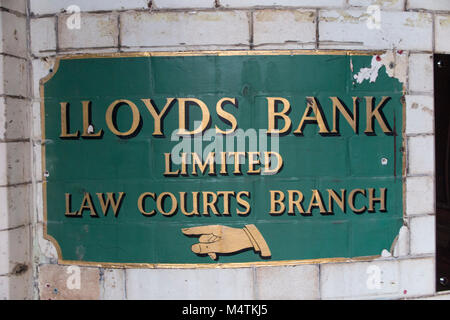 Un vecchio Cartello in metallo che mostra le direzioni di Lloyds Bank Limited Tribunali Branch Foto Stock