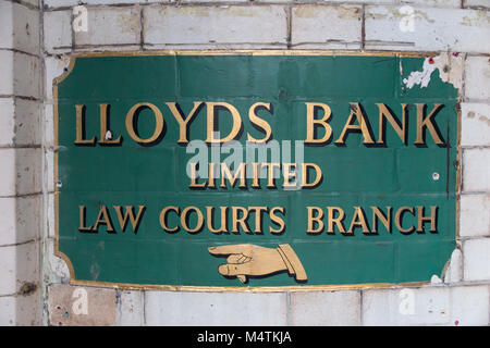 Un vecchio Cartello in metallo che mostra le direzioni di Lloyds Bank Limited Tribunali Branch Foto Stock