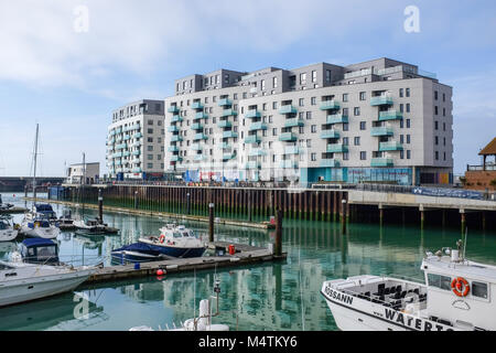 Brighton Marina UK Febbraio 2018 - Nuova costruzione appartamenti case e negozi di vendita al dettaglio più ristoranti con vista sulla marina Foto Stock