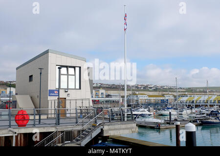 Brighton Marina UK Febbraio 2018 - RNLI scialuppa di salvataggio uffici e negozio Foto Stock