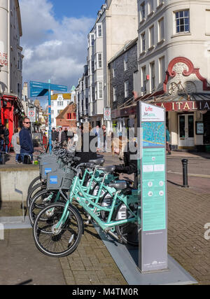 Brighton Regno Unito Febbraio 2018 - Brighton & Hove's bike condividi progetto varato nel settembre 2017 che utilizza SoBi smartbikes Foto Stock