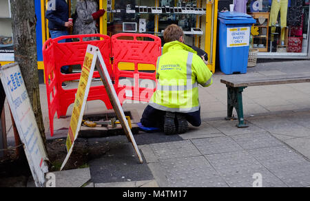 Brighton Regno Unito Febbraio 2018 - UN BT Openreach ingegnere al lavoro Foto Stock