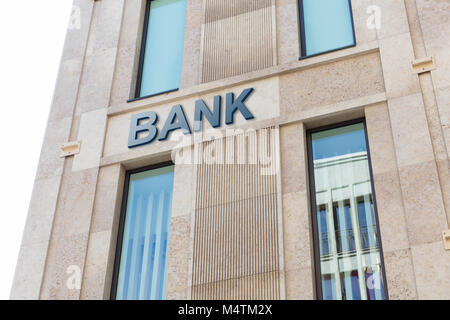 Basso angolo di vista moderno edificio della banca Foto Stock