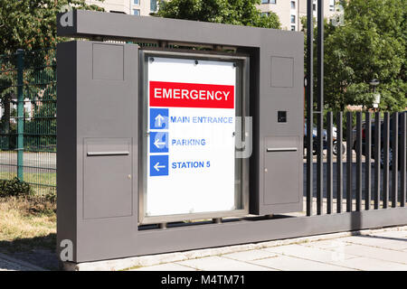 Scheda con segno di emergenza all'ospedale entrata principale Foto Stock