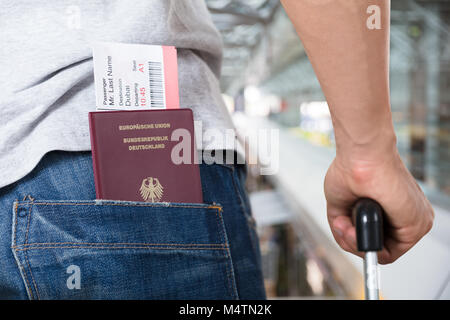 Close-up di passaporto e carta di imbarco biglietti in tasca all'aeroporto Foto Stock