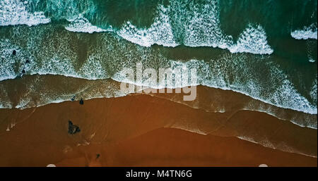 Vista aerea da Flying Drone di oceano onde schiacciamento sulla spiaggia Foto Stock