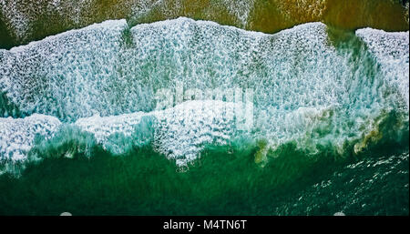 Vista aerea da Flying Drone di oceano onde schiacciamento sulla spiaggia Foto Stock