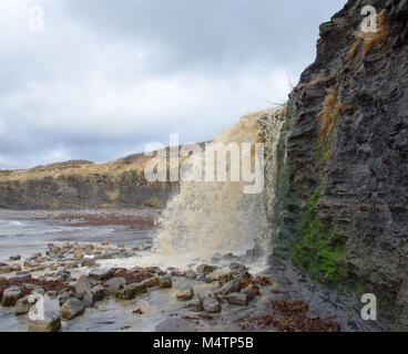 Cascata a Kimmeridge Bay Dorset, Regno Unito dopo forti piogge Foto Stock