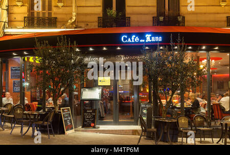 Parigi, Francia, 17 Febbraio 2018: il Cafe de Luna è un tradizionale caffè francese nel quartiere di Montmartre, Paris, Francia. Foto Stock