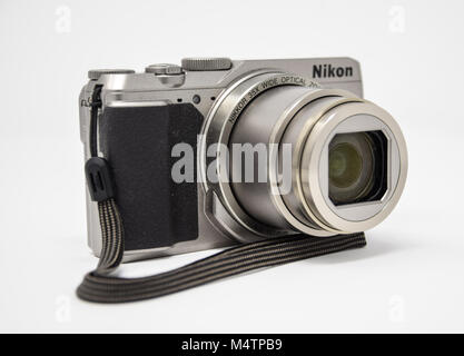 Reading, Regno Unito - 28 dicembre 2017: Una Nikon A900 fotocamera compatta Foto Stock