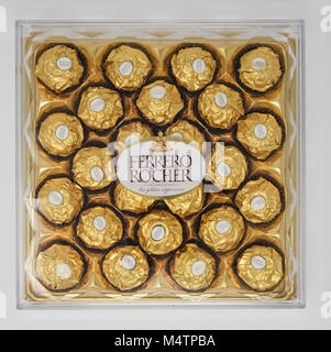 Reading, Regno Unito - 28 dicembre 2017: una scatola di Ferrero Rocher cioccolatini Foto Stock