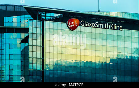 GlaxoSmithKline, global azienda farmaceutica, closeup dell alto blocco ufficio a Brentford, vicino a Londra. Presi dall'autostrada M4, Inghilterra, Regno Unito. Foto Stock