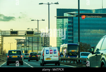 GlaxoSmithKline, global azienda farmaceutica, blocco ufficio a Brentford, vicino a Londra. Preso dalla trafficata autostrada M4 nel traffico, Inghilterra, Regno Unito. Foto Stock