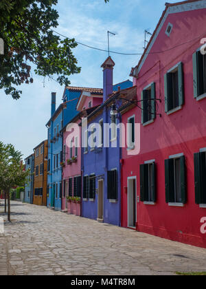 Burano street rivestita con un luminoso case colorate in Italia Foto Stock