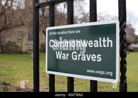 Un cartello sulla porta della vecchia chiesa parrocchiale a Corstorphine, Edimburgo indicante che vi sono delle tombe di guerra del Commonwealth situati all'interno dei terreni Foto Stock