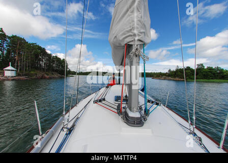 Barca a vela in arcipelago finlandese / Nord Europa, scoprendo isole segrete. Due marinai su un sportivo francese Beneteau barca a vela Foto Stock