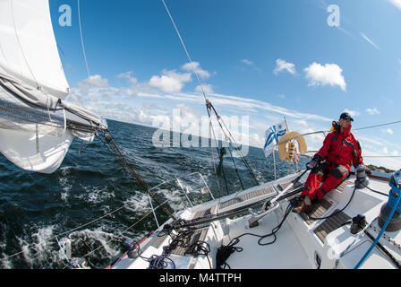 Barca a vela in arcipelago finlandese / Nord Europa, scoprendo isole segrete. Due marinai su un sportivo francese Beneteau barca a vela Foto Stock