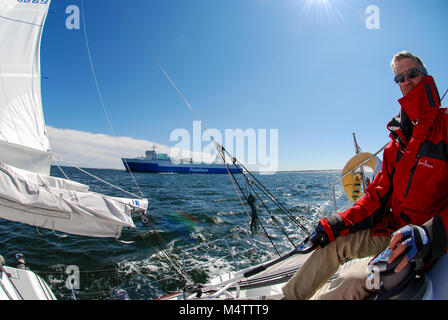 Barca a vela in Finnland, nell'arcipelago finlandese / Nord Europa, scoprendo isole segrete. Due marinai su un sportivo francese Beneteau barca a vela Foto Stock