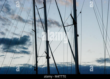 Barca a vela in Finnland, nell'arcipelago finlandese / Nord Europa, scoprendo isole segrete. Due marinai su un sportivo francese Beneteau barca a vela Foto Stock