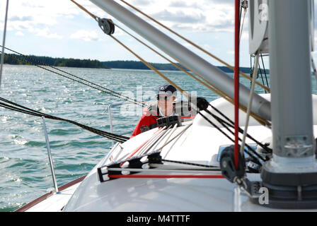 Barca a vela in Finnland, nell'arcipelago finlandese / Nord Europa, scoprendo isole segrete. Due marinai su un sportivo francese Beneteau barca a vela Foto Stock