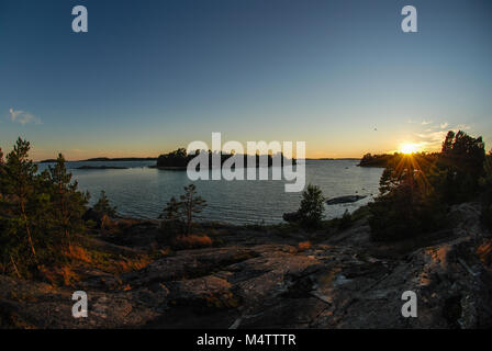 Barca a vela in Finnland, nell'arcipelago finlandese / Nord Europa, scoprendo isole segrete. La natura intatta. Foto Stock