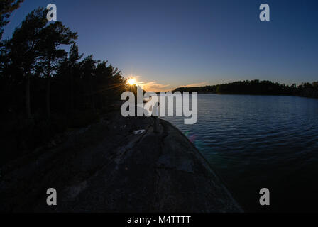 Barca a vela in Finnland, nell'arcipelago finlandese / Nord Europa, scoprendo isole segrete. Due marinai su un sportivo francese Beneteau barca a vela Foto Stock