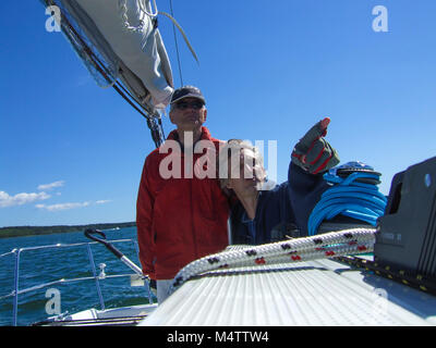 Barca a vela in Finnland, nell'arcipelago finlandese / Nord Europa, scoprendo isole segrete. Due marinai su un sportivo francese Beneteau barca a vela Foto Stock