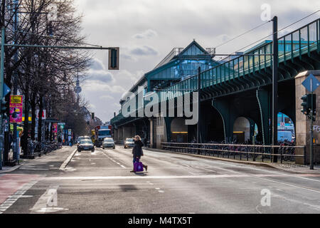 Berlino Prenzlauerberg, Schönhauser Allee U-2 stazione ferroviaria sul viadotto elevata è parte della urban commuter rail del sistema di trasporto Foto Stock