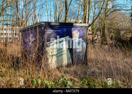 Berlino,Pankow. Pittura del musicista Pyotr Ilyich Tchaikovsky & Swan Lake spartito musicale su utility box nella trama sovradimensionate dietro la vecchia ambasciata irachena Foto Stock