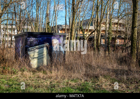 Berlino,Pankow. Pittura del musicista Pyotr Ilyich Tchaikovsky & Swan Lake spartito musicale su utility box nella trama sovradimensionate dietro la vecchia ambasciata irachena Foto Stock