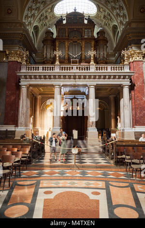 Ungheria, Budapest, organo a canne sopra la porta di ingresso della Basilica di Santo Stefano (Szent István-bazilika) Foto Stock