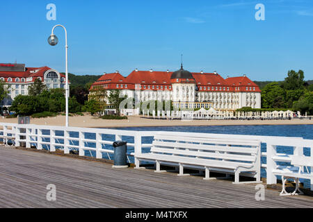 Vista da Sopot Pier al Sofitel Grand Hotel al Mar Baltico nella città balneare di Sopot in Polonia, Europa Foto Stock