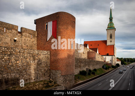 Vecchie mura della città e la Cattedrale di San Martino, il centro storico di Bratislava in Slovacchia, Europa Foto Stock
