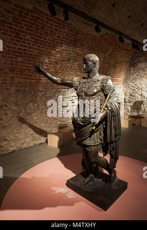Statua di bronzo di Cesare Augusto Imperatore Romano (copia del marmo Augusto di Prima Porta dal Museo del Vaticano) in Castello Museo di Storia a Bratislava, Foto Stock