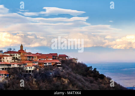 Signagi cittadina georgiana vista con le nuvole in background, regione di Kakheti, Georgia Foto Stock