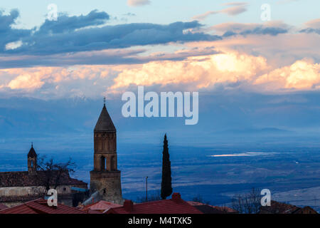 Old georgian ortodossa con le nuvole in background, Signagi regione di Kakheti, Georgia Foto Stock