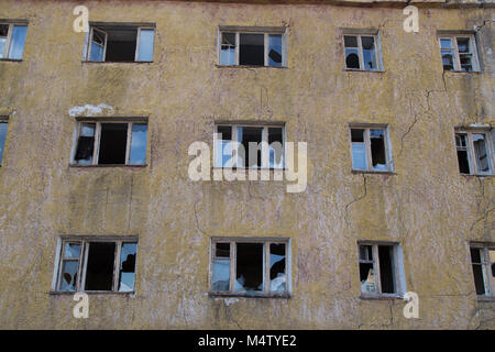 Parte a parete con la battuta fuori bicchieri in Windows Foto Stock