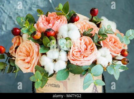 Fiori d'estate decorate con cotone in confezione regalo su scuro dello sfondo in legno Foto Stock