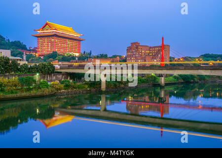 Paesaggio di Taipei presso il fiume con grand hotel Foto Stock