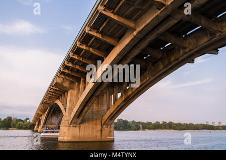 Kiev, Ukraine-July 23 2016 - La gente sono in appoggio su una nave da crociera sul fiume Dnieper, vela sotto il ponte di Kiev Foto Stock