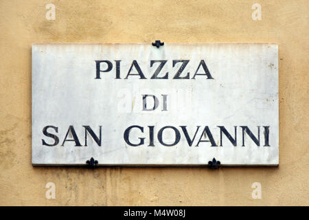 Un cartello stradale di Piazza di San Giovanni in Firenze - Italia. Foto Stock