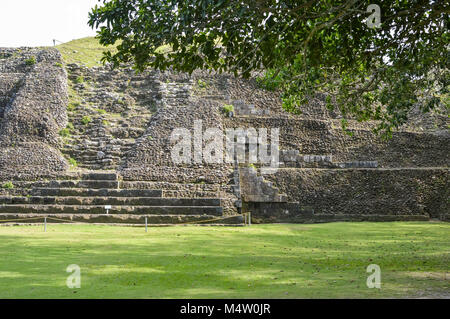 Alcune delle strutture a Xunantunich sito archeologico della civiltà Maya in Western Belize. America centrale Foto Stock