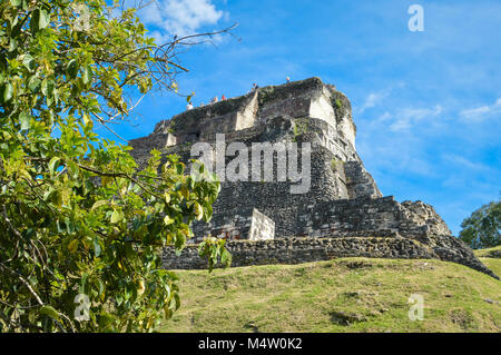 Il principale Piramide di El Castillo a Xunantunich sito archeologico della civiltà Maya in Western Belize. America centrale Foto Stock