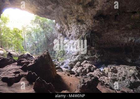 Paesaggio con il Rio Frio Cave nelle remote e difficili da raggiungere Mountain Pine Ridge riserva forestale in Belize. America centrale Foto Stock