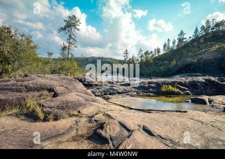 Paesaggi di Rio su piscine - Piscine naturali e una serie di piccole cascate situate in remote e difficili da raggiungere Mountain Pine Ridge riserva forestale in B Foto Stock